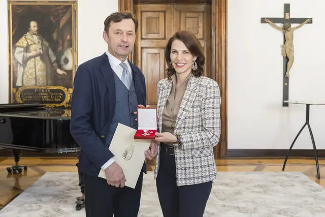 Im Bild: Landeshauptfrau Karoline Edtstadler mit Johann Schnitzhofer | Foto: Land Salzburg/Neumayr/Leopold