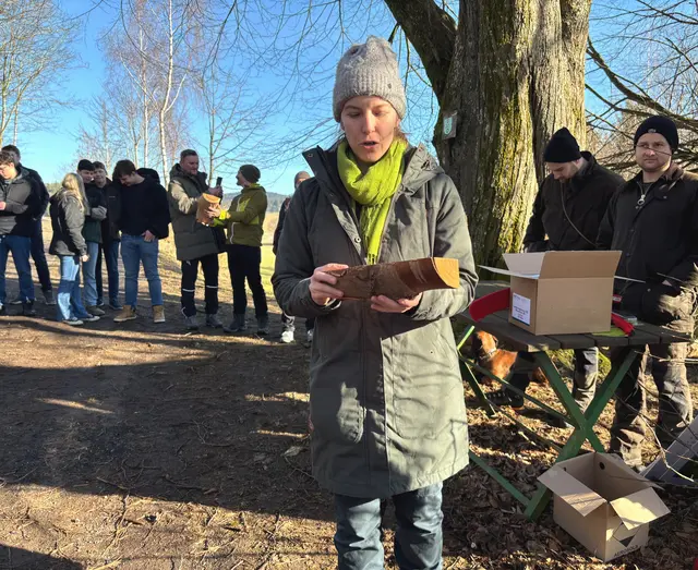 Waldbaureferentin Gabriele Wieser informierte die Waldbesitzer und die Bioschüler über die Versuchsfläche sowie über die richtige Pflege. | Foto: MeinBezirk