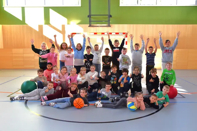 Die Schülerinnen und Schüler der Volksschule Holzschlag sind von ihrer neuen Schule und dem großen Turnsaal begeistert. | Foto: MeinBezirk/Michael Strini