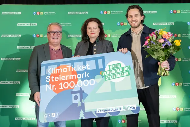 Der 100.000ste KlimaTicket-Steiermark-Besitzer Martin Oberluggauer (r.) wurde am Montag auf die Bühne gebeten und von Landesrätin Claudia Holzer und Geschäftsführer Peter Gspaltl geehrt. | Foto: Harry Schiffer