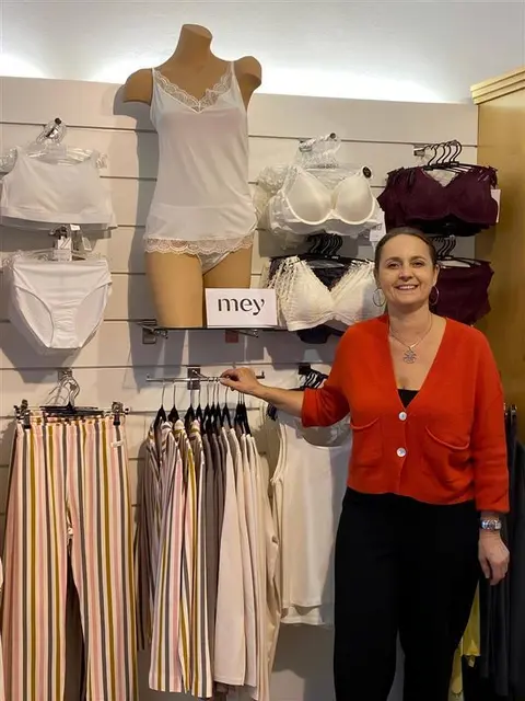 Roswitha Ettl bietet in ihrem Geschäft nur Ware an, von der sie persönlich überzeugt ist, und setzt unter anderem auf die Qualitätsmarken mey und Falke. | Foto: Roswitha – Lingerie &amp; more