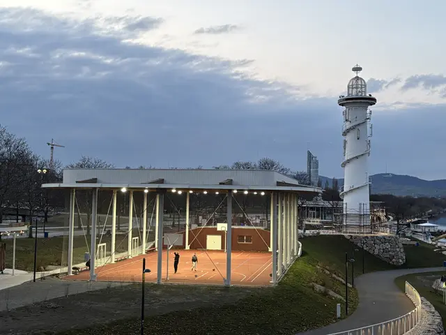 Beim Basketballplatz wird auch am Abend gespielt. | Foto: Michael Marbacher/ MeinBezirk