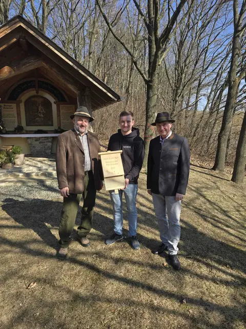 „Miteinander – Füreinader“ Fledermausnistkasten Award 2025; Jagdleiter Walter Hoschopf und Obmann Wolfgang Seidl bedanken sich bei den Landwirten für die gute Zusammenarbeit im vergangenen Jahr mit Fledermausnistkästen. v.l.n.r. Jagdleiter Walter Hoschopf, Landwirt Christoph Baumgartner, Obmann des Vereins Karler Jäger Wolfgang Seidl. 

  | Foto: A. Hoschopf