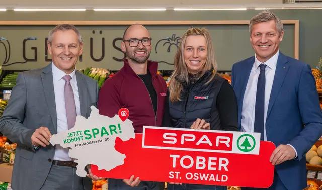 Von links: Paul Bacher (Geschäftsführer Spar OÖ), Thomas und Doris Tober sowie Siegfried Ennsgraber (Leiter Vertrieb Einzelhandel). | Foto: Spar
