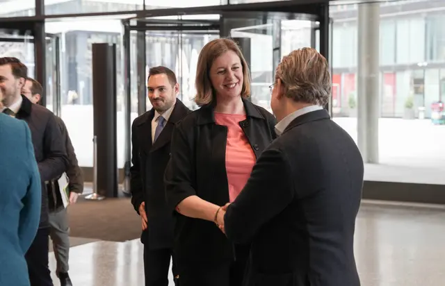 Staatssekretärin Barbara Eibinger-Miedl betont bei ihrem Besuch im FLIP, wie wichtig Finanzbildung schon ab jungem Alter ist. | Foto: Kaja Jerabek/MeinBezirk