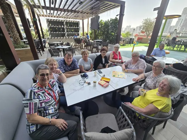 Sitzen in Dubai im Hotel fest, machen aber das Beste aus der Situation. Eine Gruppe aus dem Bezirk Schärding mit Roswitha Scheuringer (l.). | Foto: Roswitha Scheuringer