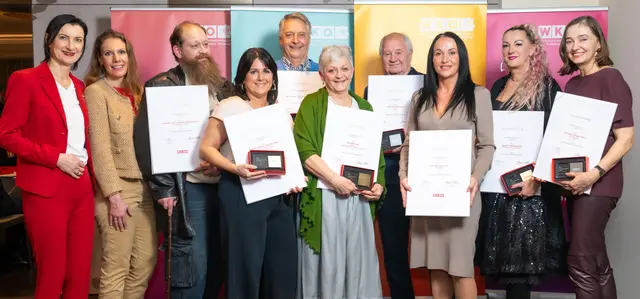 Landesinnungsmeisterin Eva Danner-Parzer (li.) und Geschäftsführerin Monika Nowotny (2.v.li.) würdigten insgesamt 27 Unternehmerinnen und Unternehmer. | Foto: Röbl