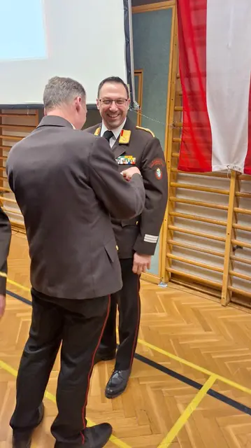 ABI Michael Hanscheg (Mitte) wurde beim Bereichsfeuerwehrtag in Gamlitz mit dem Großen Silbernen Verdienstabzeichen ausgezeichnet. | Foto: Günter Simmerl