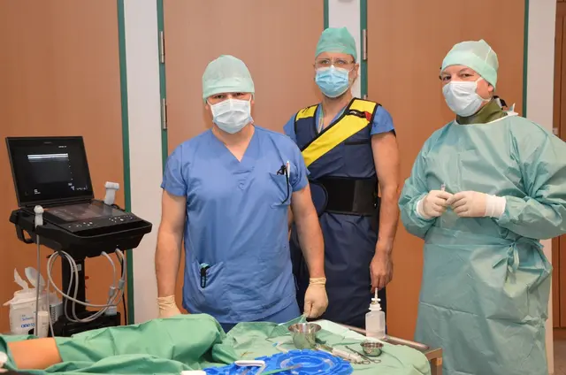 Michael Fronhofer, Matthäus Ernstbrunner und David Janicek vor einem Eingriff. | Foto: Landesklinikum Waidhofen/Thaya