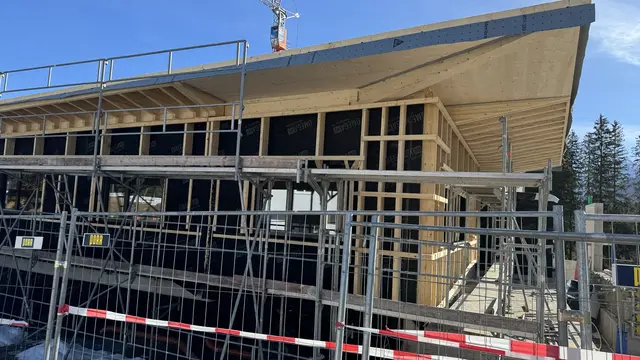 Auf den betonierten Unterbau wurde eine Holzkonstruktion aufgesetzt. | Foto: MeinBezirk/Günther Reichel