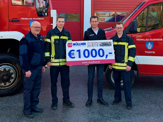 Lukas Müllner überreichte einen Spendenscheck über 1.000 Euro an die Vertreter der Freiwilligen Feuerwehr Thaya | Foto: Farbe &amp; Wohnen Müllner