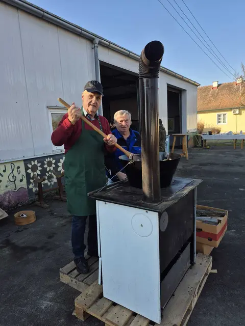 Frische Grammeln wurden beim Männerfrühschoppen zubereitet. | Foto: Bernhard Herics