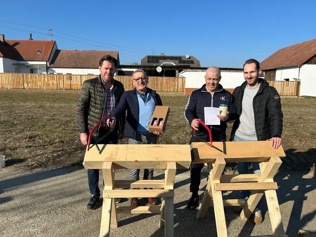 Beim Männerfrühschoppen wurde kräftig gesägt: Bürgermeister Bernhard Herics, Walter Pfeffer,  Ivica Božić und Gemeindevorstand Lukas Gupper | Foto: Bernhard Herics