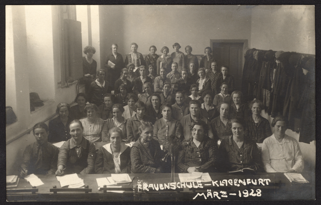 Maria Tusch (erste Reihe in der Mitte) in der Frauenschule Klagenfurt im März 1928. | Foto: KLA/Landesbildstelle
