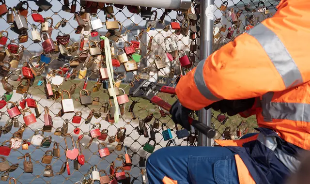 Die Mitarbeiter des städtischen Bauhofs sind derzeit am Marko-Feingold-Steg im Einsatz, um vor allem große und schwere Liebesschlösser zu entfernen.
 | Foto: Stadt Salzburg/Alexander Killer