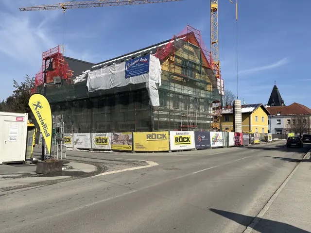 Die Umbauarbeiten der Raiffeisenbank in Gamlitz laufen auf Hochtouren. | Foto: Silvia Dresbach