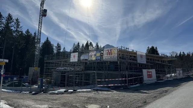 In der vergangenen Woche wurde der konstruktive Holzbau auf den betonierten Unterbau aufgesetzt. | Foto: MeinBezirk/Günther Reichel
