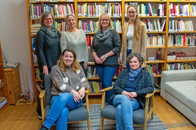 Gemeinderätin Evelyn Steindl (vorne, r.) sowie Gemeinderätin Alexandra Hechtl und Stadträtin Petra Hofbauer (hinten, v.r.) besuchten Anne Haneder (vorne l.), Heide Zauner und Ingrid Ratheiser (hinten v.l.) von der Waldviertler Frauenberatung. | Foto: Stadtgemeinde Zwettl