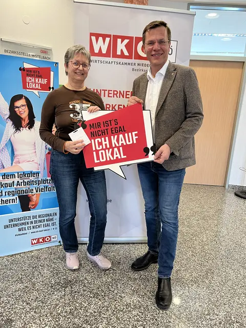  Die Gewinnerin Rita Pemsel und Bezirksstellenobmann Gernot Wiesinger.  | Foto: Klaus Kaweczka
