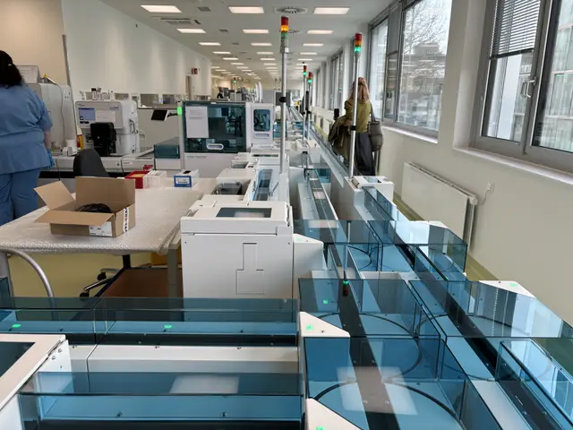 45 Meter lang, vollautomatisiert und mit modernsten Maschinen ausgestattet: die Laborstraße ist das Highlight des jüngst in Betrieb genommenen Zentrallabors der Klinik Favoriten. | Foto: Nathanael Peterlini/MeinBezirk