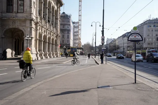 Hier würde der Radweg hinter der Straßenbahnstation sein, mit der roten Bodenmarkierung biete man eine „klare Trennung“, mehr Platz für Radfahrende und würde den Haltestellenbereich von Konflikten befreien. | Foto: Sade Jerabek/MeinBezirk