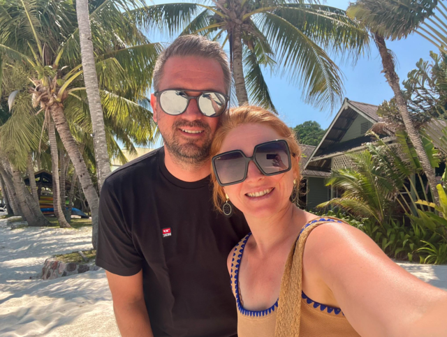 René und Isa im Urlaub. „Da war die Welt noch in Ordnung“. Jetzt sitzen sie in Singapur fest.  | Foto: zVg
