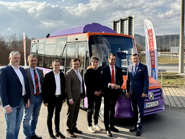 Offiziell in den Dienst gestellt: der neue violett/orange Citybus. Davor Robert Wieland (MVG-Verkehrsleiter), Markus Plasch (Leiter Finanzen und Rechnungswesen), Gerhard Deutsch (MVG Geschäftsführer), Wolfgang Moitzi (Abgeordneter zum Nationalrat), Matthäus Bachernegg (Bürgermeister Kapfenberg) und Peter Hanke (Bundesminister für Innovation, Mobilität und Infrastruktur). | Foto: MeinBezirk/Angelina Koidl