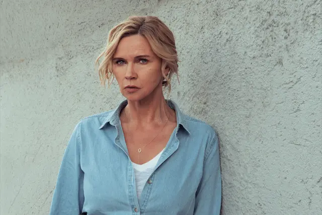 Prominenter Besuch in Hallein. Schauspielerin Veronica Ferres war vor Ort und zeigte erste Szenen der neuen „Alpentod“-Episoden. | Foto: ServusTV / Stefanie Leo