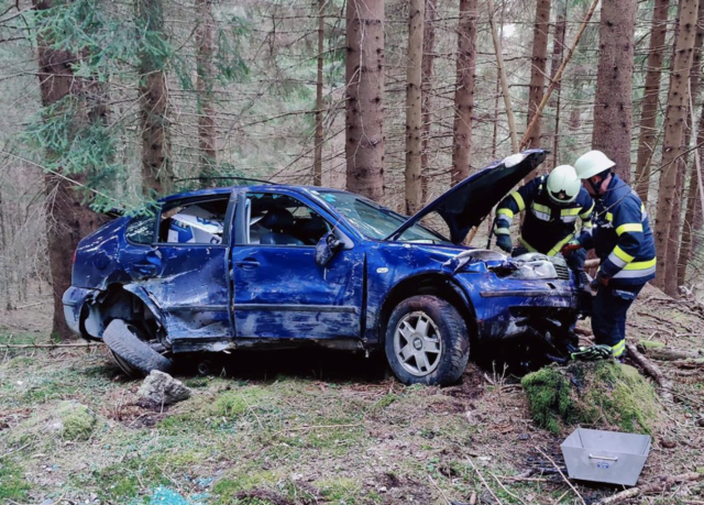 Das Fahrzeug stürzte bergabwärts an einer nicht einsehbaren Stelle kurz nach einer Kehre über eine Böschung und kam dort zum Stillstand. | Foto: Freiwillige Feuerwehr Treffen