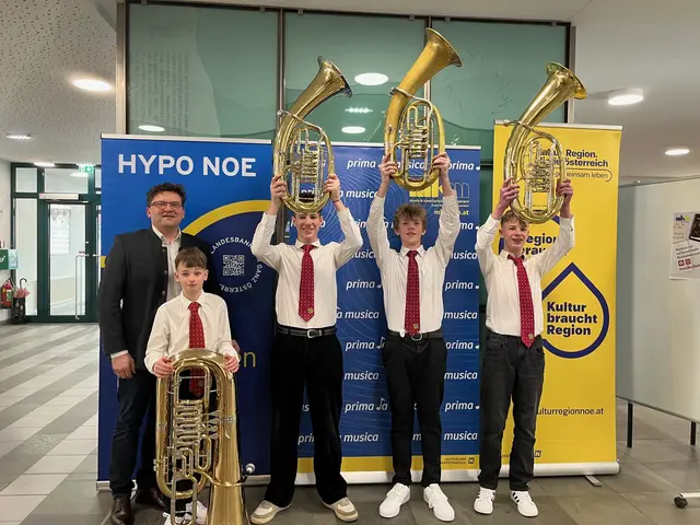 Alexander Reisinger gratulierte Valentin Steindl, Paul Trondl, Tobias Kendlbacher und Mario Steindl zum ersten Preis in der Kategorie Kammermusik für Blechblasinstrumente. | Foto: privat