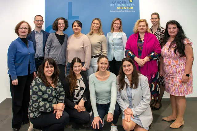 Besucherinnen und Besucher der Steuerungsgruppe des Projektes „Cross-Border Health 
Innovation” aus der Grenzstadt Valga–Valka zwischen Estland und Lettland, zusammen mit 
dem Team der Initiative Healthacross, der Leiterin der Initiative Healthacross, Mag. Elke Ledl, 
sowie der Vorständin der NÖ Landesgesundheitsagentur, Mag. Dr. Elisabeth Bräutigam, MBA. | Foto: NÖ Landesgesundheitsagentur, Initiative Healthacross