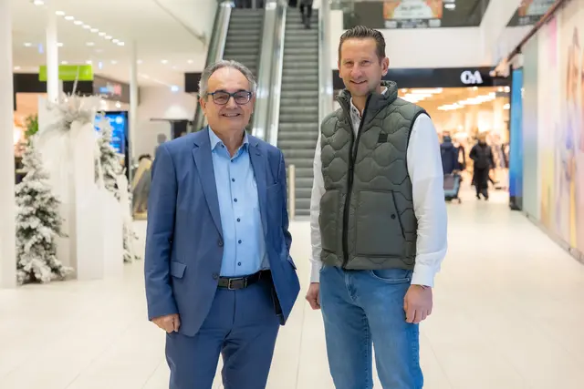 Karl Weingrill, Center-Manager des Einkaufszentrums west und Sascha Kuntel, Geschäftsführer von boesner Österreich. | Foto: EKZ west