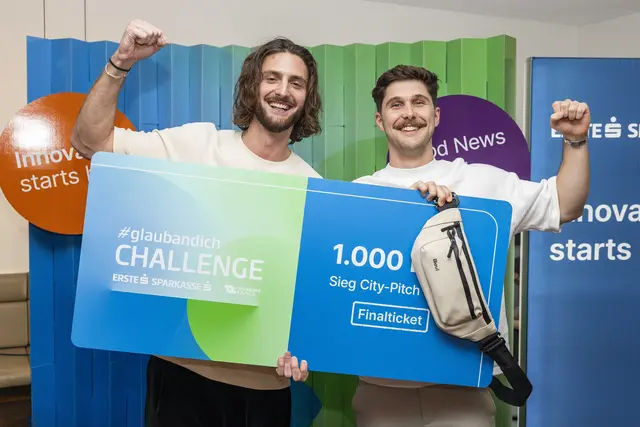Gewannen den City-Pitch in Salzburg: Gründerduo Max Mauthner und Julian Pircher mit der Bevi-Bag. | Foto: wildbild