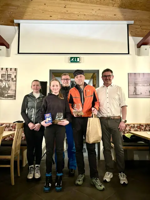 Selina Schneider (Sektionsleiterin-Stv. Nordisch), Vereinsmeisterin Laura Ganner, Obmann Gabriel Schneider, Vereinsmeister Norbert Ganner und Bgm. Matthias Scherer (v.l.). | Foto: Union Obertilliach 