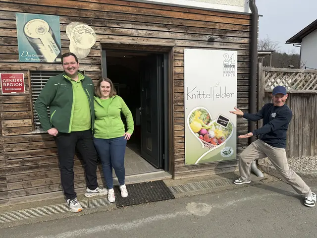 Christina und Christoph Knittelfelder führten Andi Knoll durch ihren Betrieb in Gnas. | Foto: Ö3