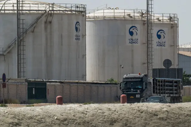 Angriffe auf Öl-Anlagen sowie die Blockade der Straße von Hormus lassen den Rohölpreis in die Höhe schnellen.  | Foto: Abu Dhabi / / United Arab Emirates