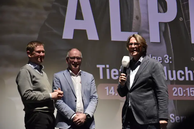 Hannes Michael Schalle im Gespräch mit den beiden Bürgermeistern Alexander Stangassinger und Thomas Freylinger.  | Foto: Theresa Vogl
