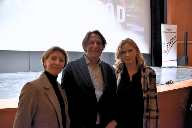 Produzentin Hanna V. Kienbaum, Hannes Michael Schalle von Moonlake Entertainment und Hauptdarstellerin Veronica Ferres.  | Foto: Theresa Vogl
