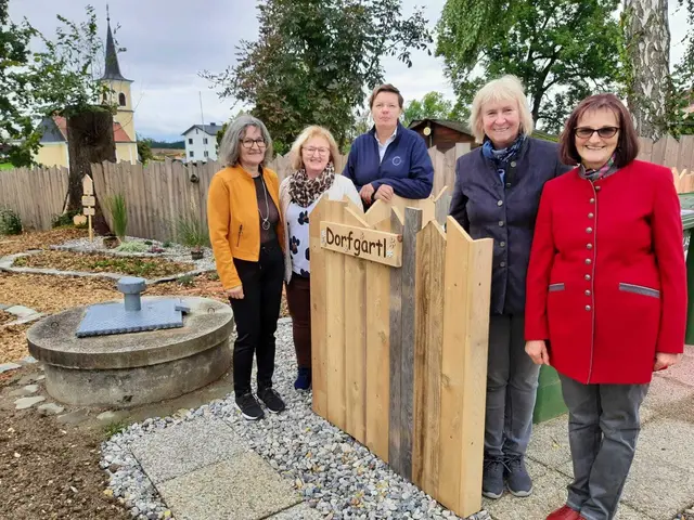 Sabine Bauer, Gerlinde Katzinger, Monika Rössler, Susi Raditsch und Helga Stiegler (v.l.) im neuen Dorfgartl in Sparbach | Foto: DEV MIS-Sparbach