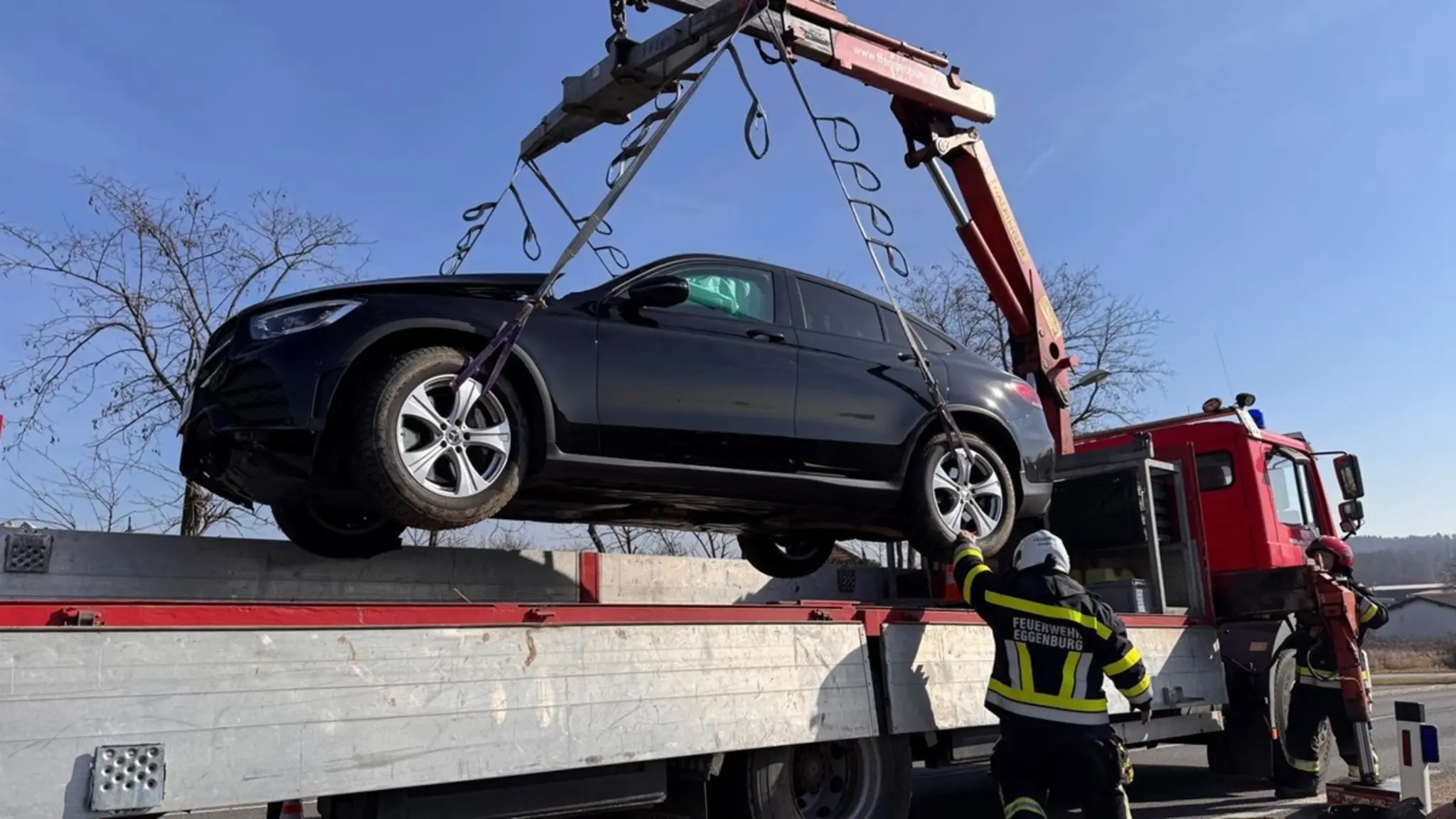 Vehicle crashes into town sign: Eggenburg fire department rescues with ...