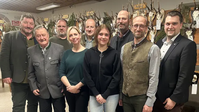 Oberschützenmeister Josef Kohzina, Dr. Wilfried Rupprecht (Ehrenbruch in GOLD), Ing. Hannes Wiesinger (Goldene Jahresbestnadel), Amtstierärztin Mag. Ulrike Leitner, Gustav Forster (Goldene Jahresbestnadel), Sophie und Bezirksjägermeister DI Andreas Berger, Hegeringleiter Hermann Bachl, VizeBGM Michael Schamann. | Foto: Schützenverein-Mistelbach 