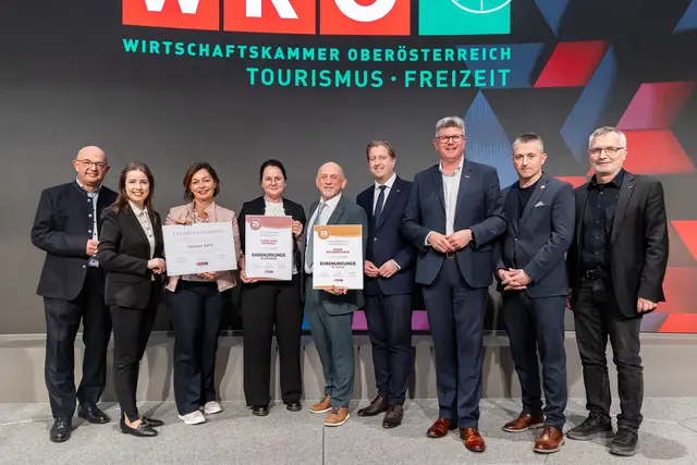 Von links: Spartenobmann Gerold Royda, WKOÖ-Vizepräsidentin Lisa Sigl, Susanne Karte, Ulrike Preinfalk, Franz Rockenschaub (alle Bezirk Freistadt), OÖ-Hotellerie-Obmann Michael Nell, Sparten-Geschäftsführer Stefan Praher, Bezirks-Wirtesprecher Eduard Priemetshofer aus Gutau und der Leiter der WKO-OÖ-Bezirksstelle Freistadt Thomas Denk. | Foto: Cityfoto