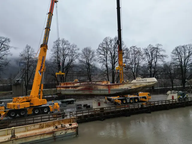 Mit dem Abtransport der letzten Schute „Feistritz" am 24. Februar 2026 sind die Arbeiten im Inn beendet und die Hochwassersicherheit für die Stadt Kufstein wieder langfristig gewährleistet.  | Foto: Verbund