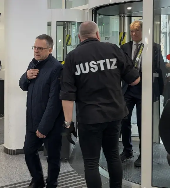 August Wöginger und sein Anwalt Michael Rohregger beim Betreten des Gerichts. | Foto: MeinBezirk