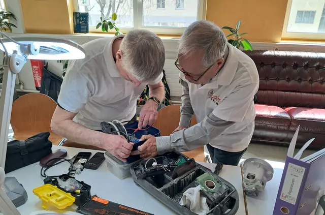 In den Reparatur-Cafés der VHS Hernals wird gemeinsam geschraubt, gelötet und instandgesetzt. | Foto: VHS