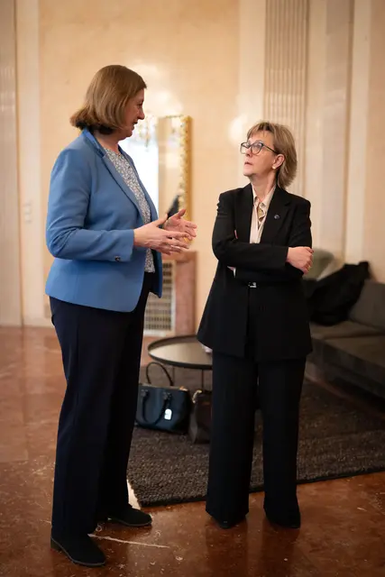 Für Staatssekretärin Barbara Eibinger-Miedl (links) ist es außerdem ein zentrales Anliegen, die Finanzbildung der Bürgerinnen und Bürger zu erhöhen.  | Foto: BKA