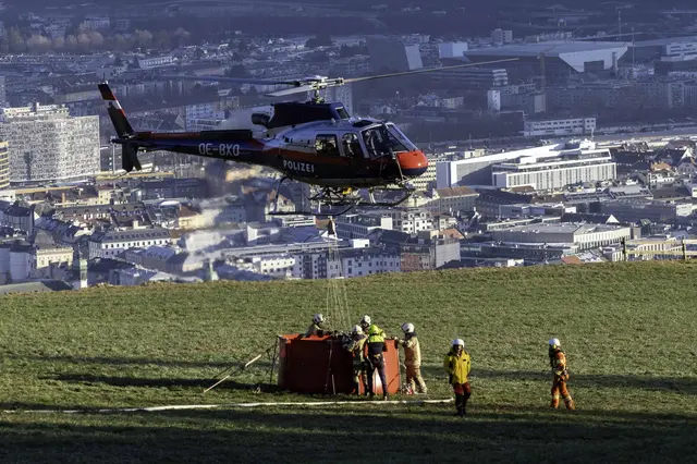 Der Staatsanwalt hat die Ermittlungen eingestellt. Zahlreiche Hubschrauber standen beim Waldbrand auf der Nordkette im Einsatz. | Foto: zeitungsfoto.at