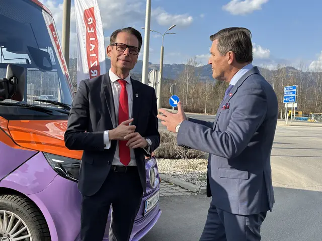 Kapfenbergs Bürgermeister Matthäus Bachernegg im Gespräch mit Bundesminister Peter Hanke.  | Foto: MeinBezirk/Angelina Koidl