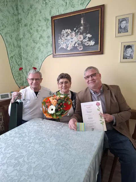 Bürgermeister Peter Frühberger gratulierte persönlich zum 50. Hochzeitstag von Brigitte und Heinz Panzenberger. | Foto: Gemeinde Seefeld-Kadolz