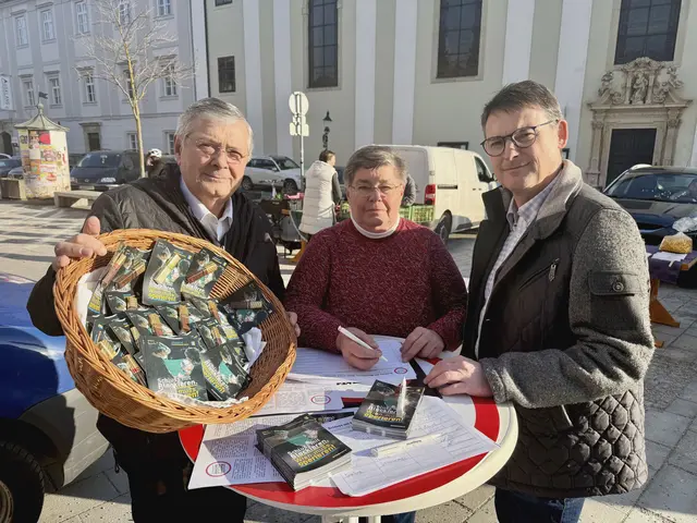 Winzerin Maria Blaha, seit 35 Jahren personifiziertes „Urgestein“ am Horner Bauernmarkt, unterschrieb ebenfalls. | Foto: Herbert Gschweidl